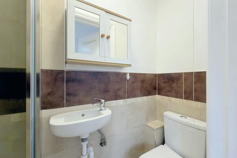 Studio to rent, Blundell Road, Edgware HA8