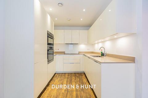 2 bedroom apartment for sale, Gubbins Lane, Harold Wood, RM3