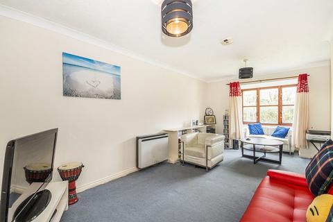 2 bedroom flat to rent, Foxglove Way, Surrey SM6