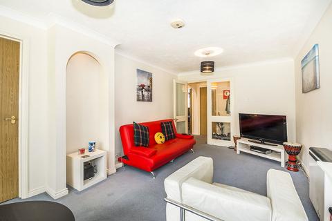 2 bedroom flat to rent, Foxglove Way, Surrey SM6