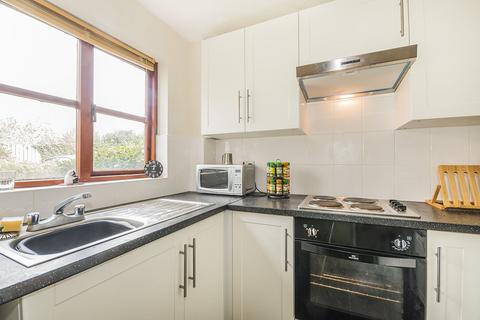 2 bedroom flat to rent, Foxglove Way, Surrey SM6