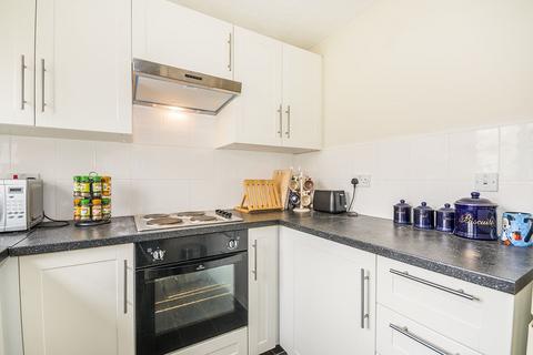 2 bedroom flat to rent, Foxglove Way, Surrey SM6