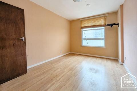 4 bedroom flat for sale, Flat 46 Isobel House, Staines Road West, Sunbury-on-Thames, Middlesex, TW16 7BD