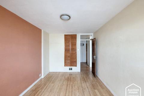 4 bedroom flat for sale, Flat 46 Isobel House, Staines Road West, Sunbury-on-Thames, Middlesex, TW16 7BD