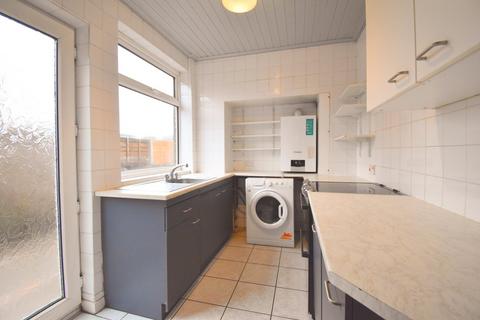 3 bedroom detached house to rent, Cleveland Close, WALTON-ON-THAMES, KT12