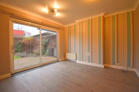 3 bedroom detached house to rent, Cleveland Close, WALTON-ON-THAMES, KT12