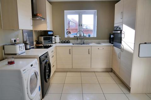 3 bedroom semi-detached house for sale, Larkspur Drive, Calne