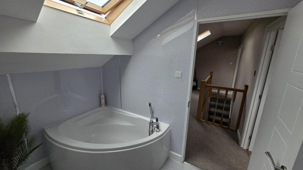 Bathroom (first floor)