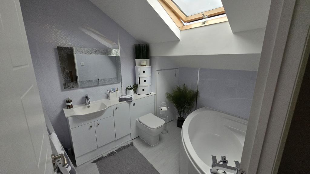 Bathroom (first floor)