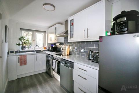 1 bedroom terraced house to rent, Brentwood Road, Romford, RM2