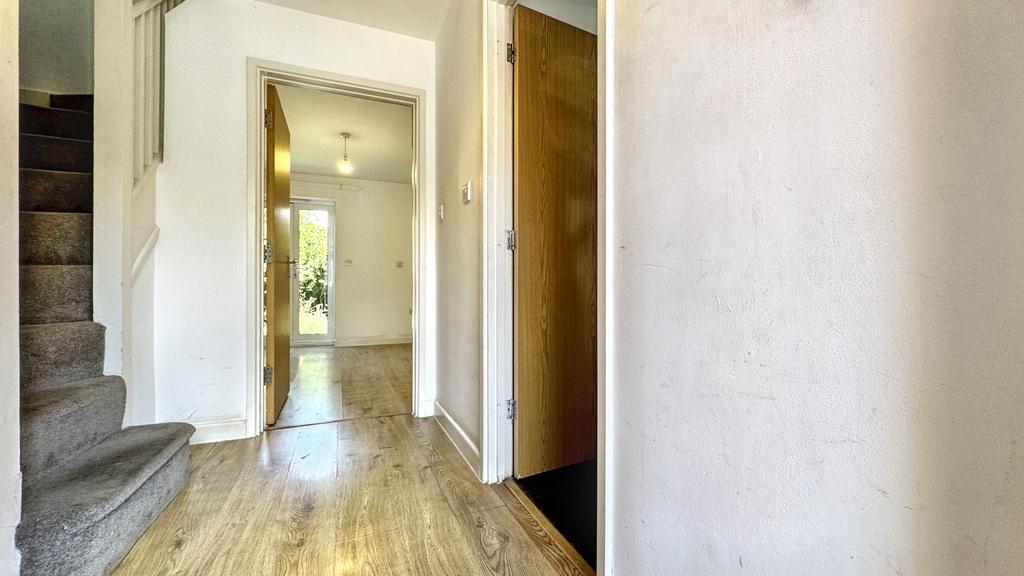 Bright, well-kept entrance hallway with wood-ef...