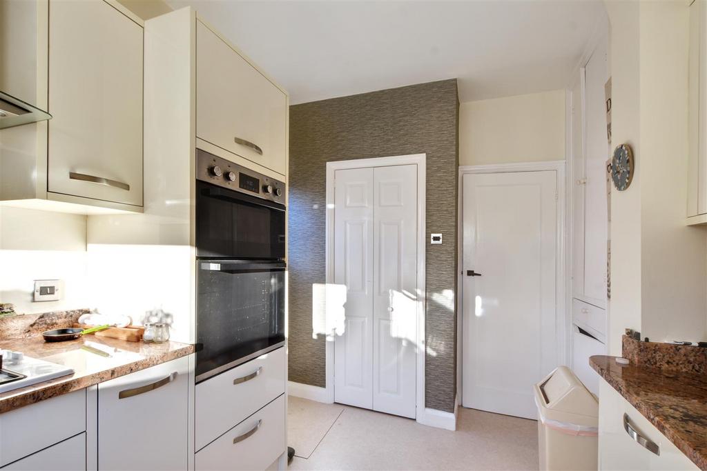 Kitchen 2.jpeg