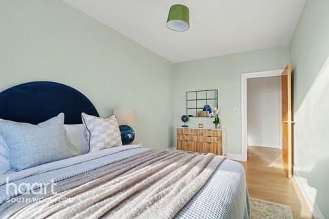 2 bedroom flat for sale, Eastwood Close, South Woodford
