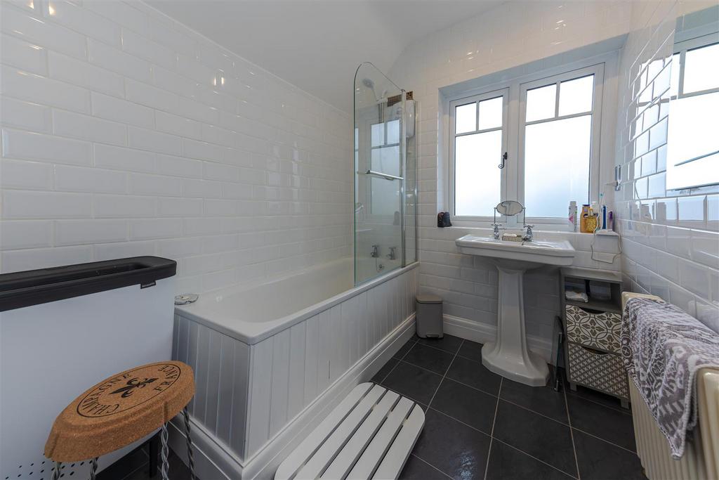 Family bathroom 1 N9 A1318-CR3-20241020-Dx O Deep PRIM