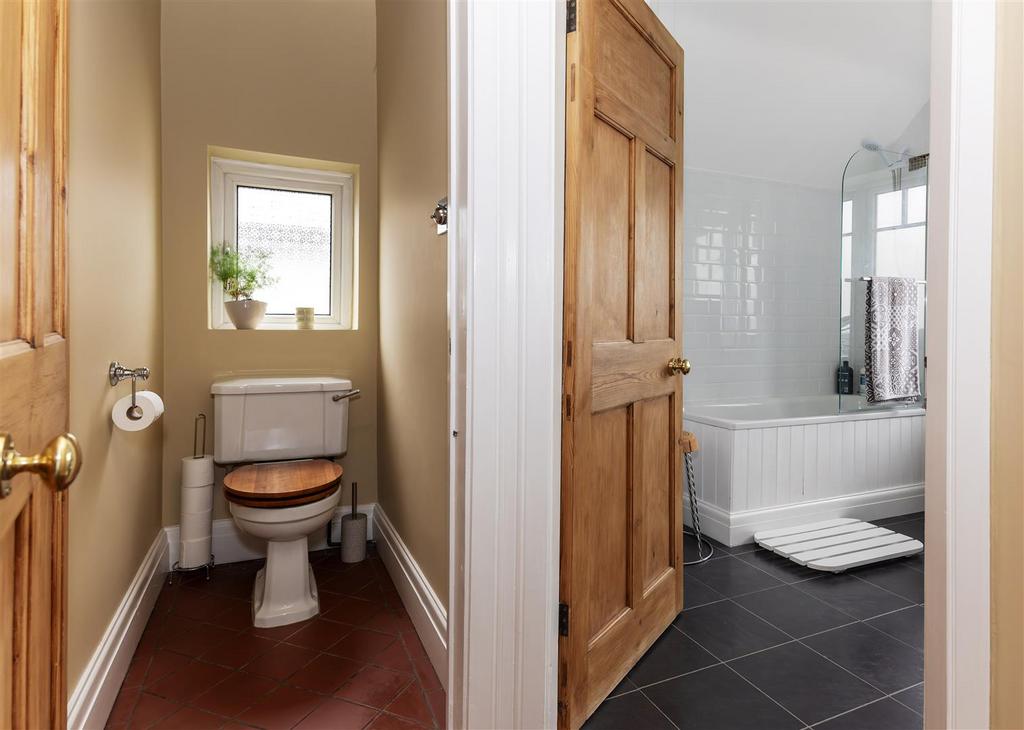 Toilet and bathroom 1 N9 A1316-CR3-20241020-Dx O Deep