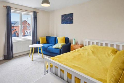 2 bedroom apartment for sale, Fern Lea, Badshot Lea, Farnham, Surrey, GU9