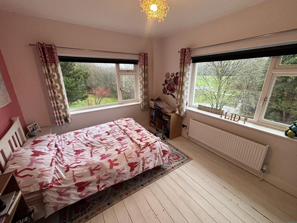 Front bedroom 6
