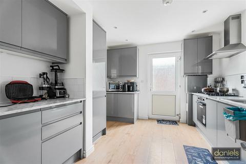 3 bedroom property for sale, The Mall, Harrow