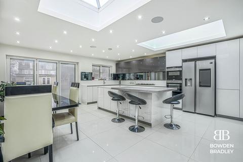 4 bedroom semi-detached house for sale, Longwood Gardens, Ilford, IG5