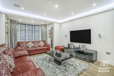 4 bedroom semi-detached house for sale, Longwood Gardens, Ilford, IG5