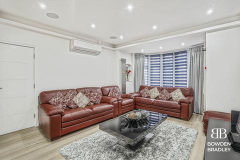 4 bedroom semi-detached house for sale, Longwood Gardens, Ilford, IG5