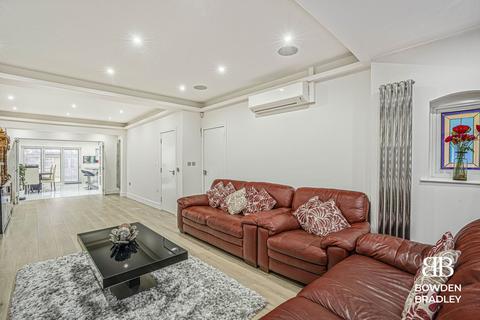 4 bedroom semi-detached house for sale, Longwood Gardens, Ilford, IG5