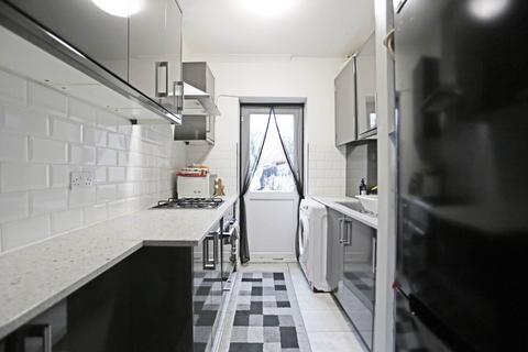 3 bedroom terraced house to rent, Western Avenue, Dagenham, RM10