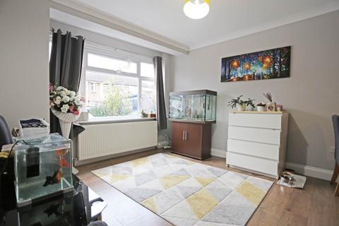 3 bedroom terraced house to rent, Western Avenue, Dagenham, RM10