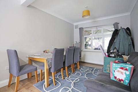3 bedroom terraced house to rent, Western Avenue, Dagenham, RM10