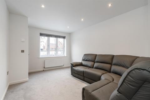 3 bedroom semi-detached house to rent, Ken Wilkinson Drive, Shirley