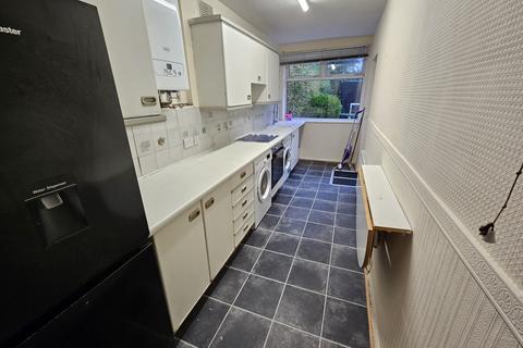 3 bedroom semi-detached house to rent, Kingstanding Road, Birmingham B44