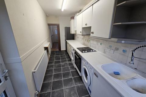 3 bedroom semi-detached house to rent, Kingstanding Road, Birmingham B44