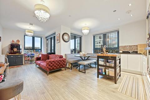 3 bedroom flat for sale, Lakeside Drive, London, NW10