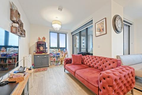 3 bedroom flat for sale, Lakeside Drive, Park Royal