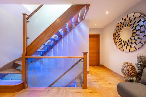 5 bedroom house to rent, Salmon Street, Kingsbury, London, NW9