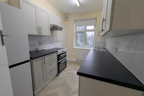 2 bedroom maisonette to rent, High Street, Hornchurch