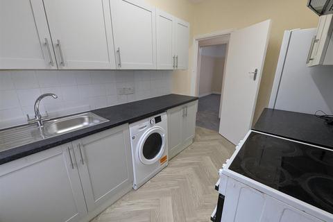 2 bedroom maisonette to rent, High Street, Hornchurch