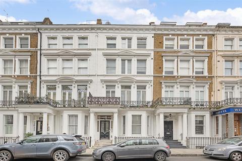 Studio to rent, Collingham Place, London SW5