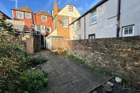2 bedroom apartment to rent, High Street, Hythe, CT21