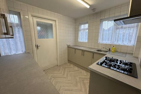 3 bedroom semi-detached house to rent, Queenswood Avenue, Hounslow, TW3