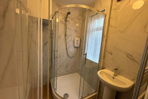 3 bedroom semi-detached house to rent, Queenswood Avenue, Hounslow, TW3