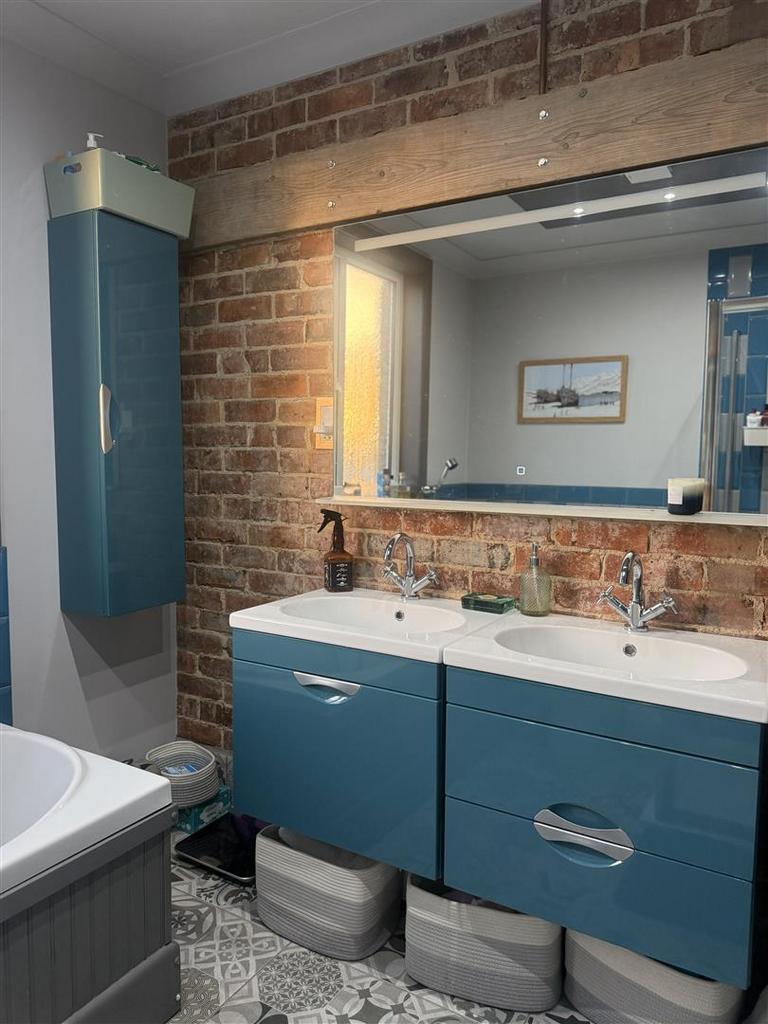 Bathroom 2.jpg