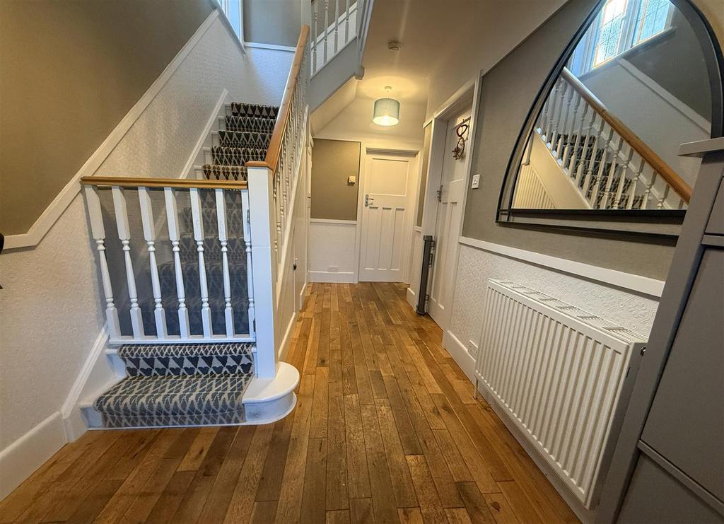 Hallway 2.jpg