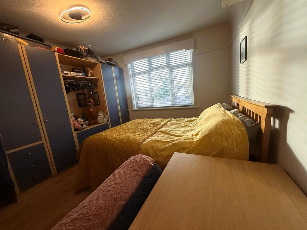 Bedroom 2 wardrobe.jpg