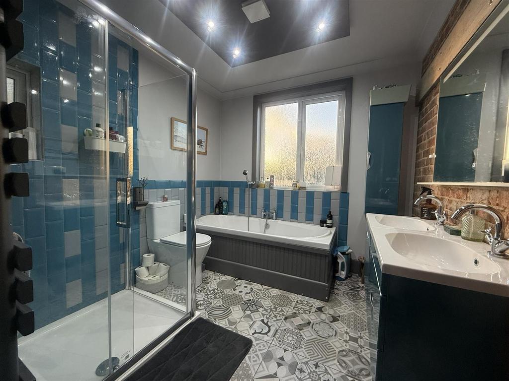 Bathroom 3.jpg