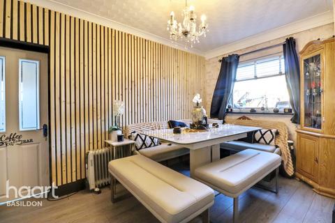 4 bedroom end of terrace house for sale, Queens Road, Basildon