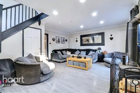4 bedroom end of terrace house for sale, Queens Road, Basildon