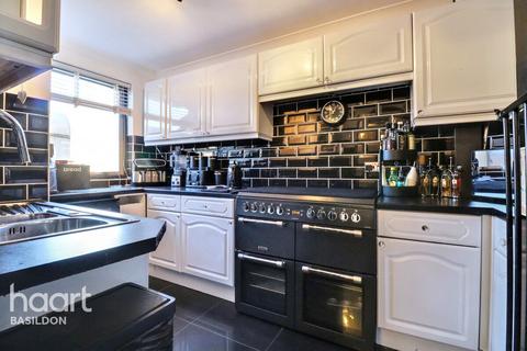 4 bedroom end of terrace house for sale, Queens Road, Basildon