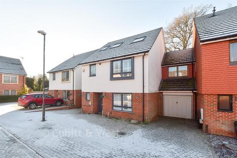 5 bedroom link detached house for sale, Pinova Close, Crawley, West Sussex