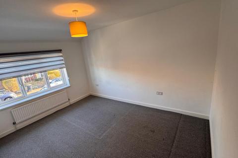 3 bedroom terraced house to rent, 55 Doddsfield Road, SL2 2BD